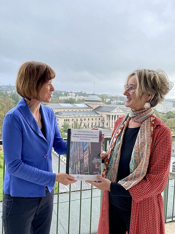 Foto: Sozialministerin Heike Hofmann und Prof. Dr. Bettina Bretländer 